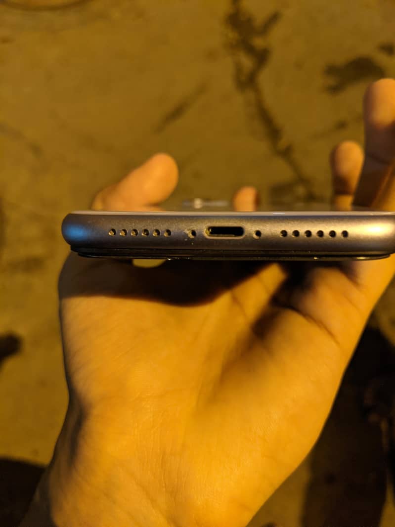 Apple iPhone 11 4