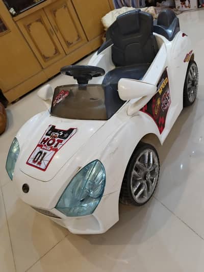 Battery operated kids car with remote good condition 03313600538