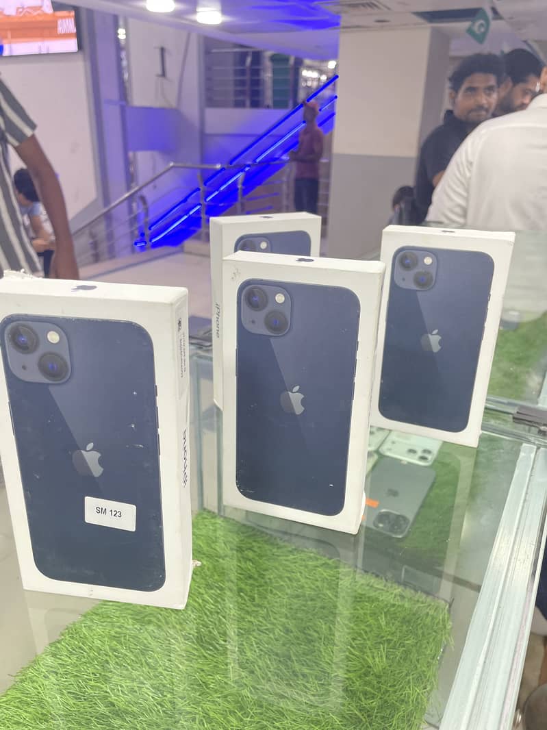 Apple iPhone 13 0