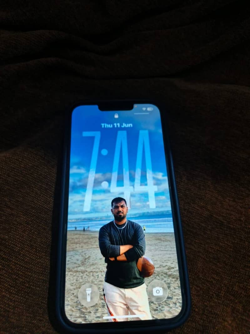 Apple iPhone 16e 1