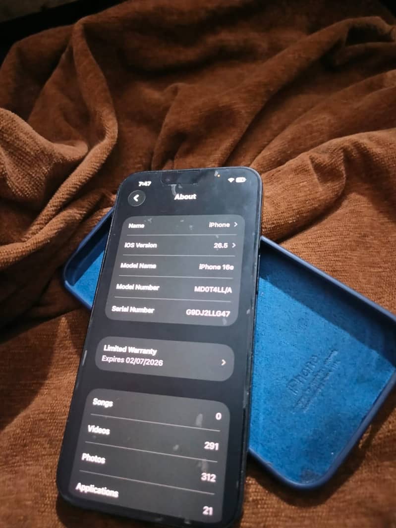 Apple iPhone 16e 3