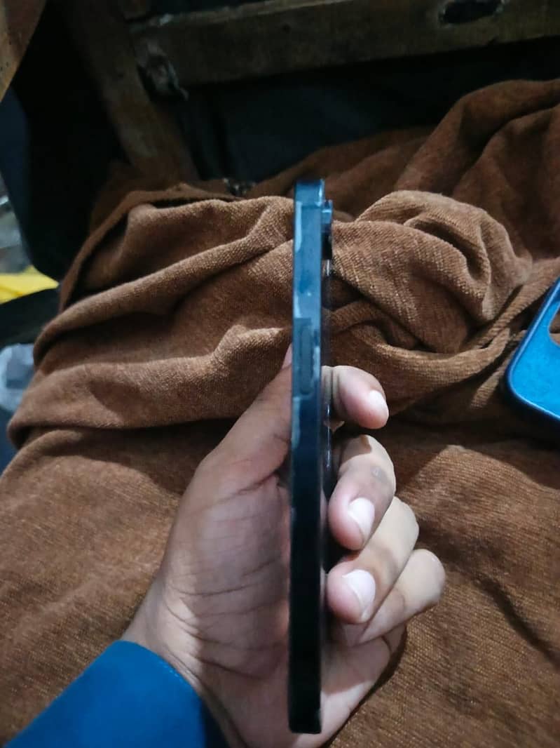 Apple iPhone 16e 5