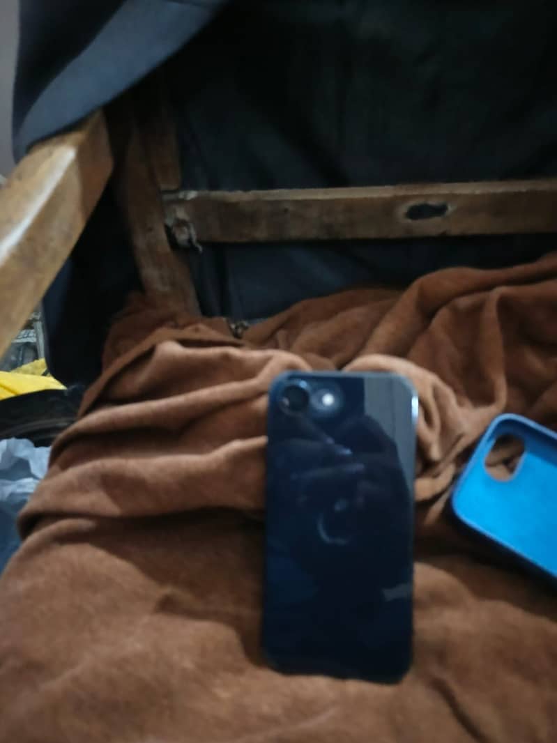 Apple iPhone 16e 6