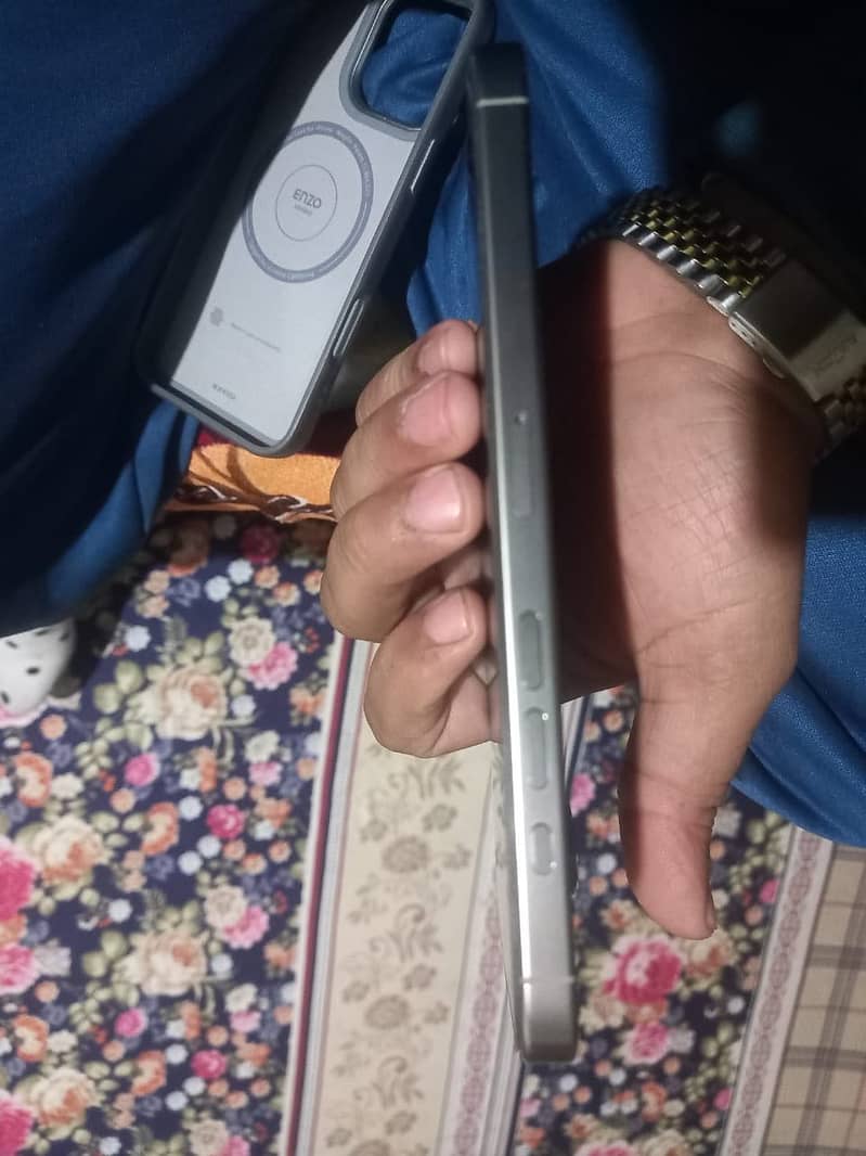 Apple iPhone 16 Pro Max 1