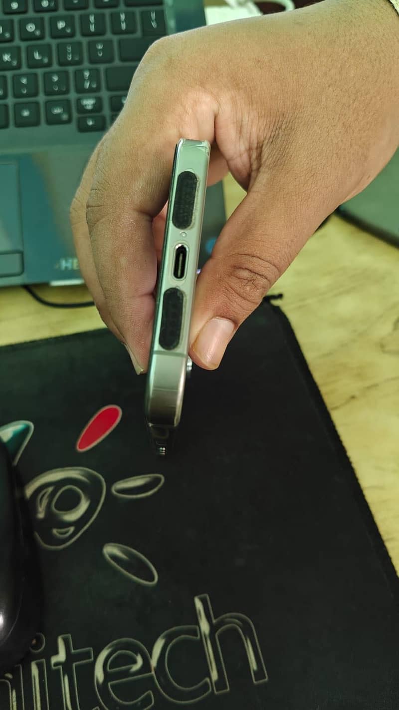 Iphone 15 pro max 4