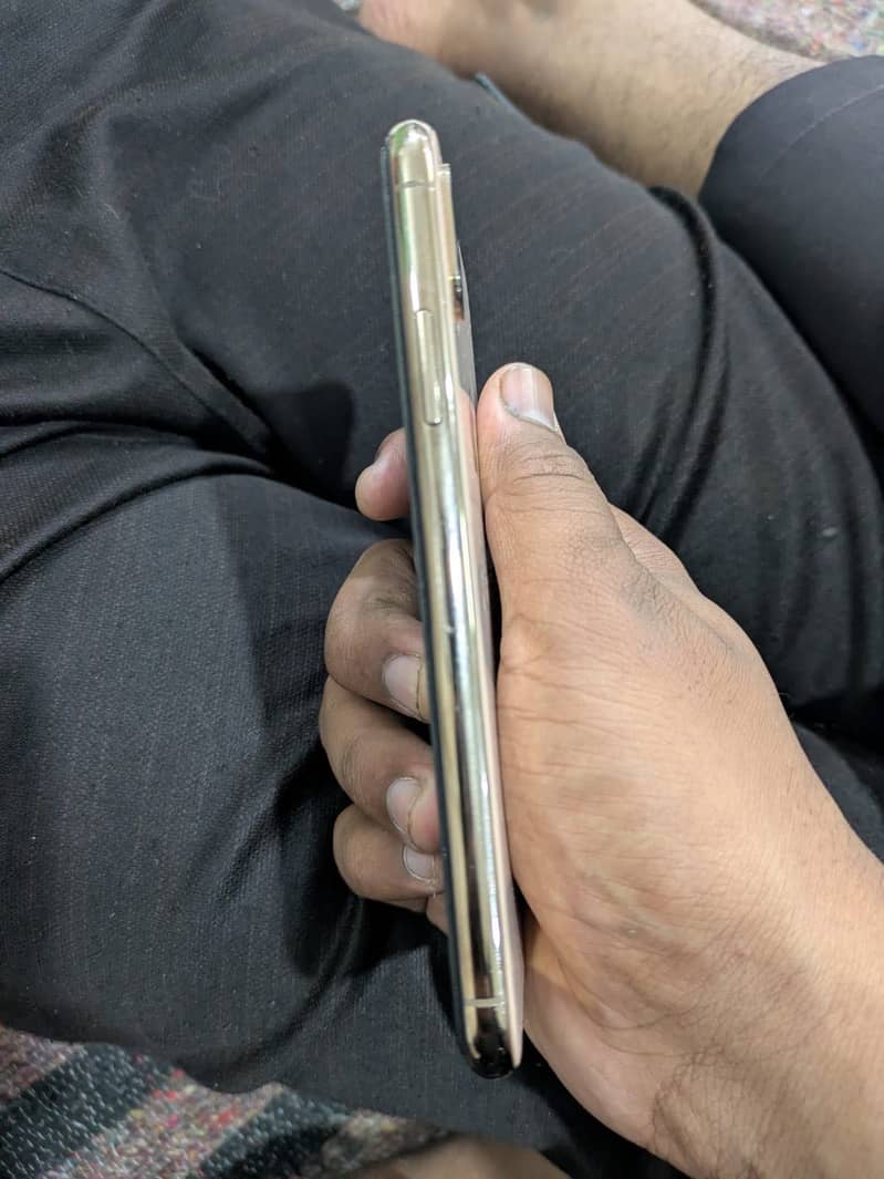 Apple iPhone XS 1