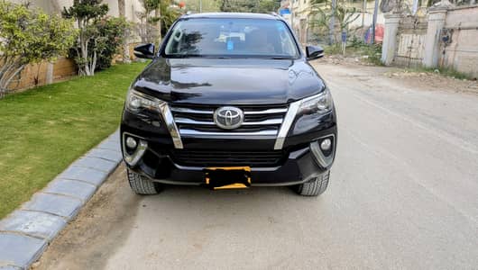 Toyota Fortuner V 4x4 2017 low milage Black