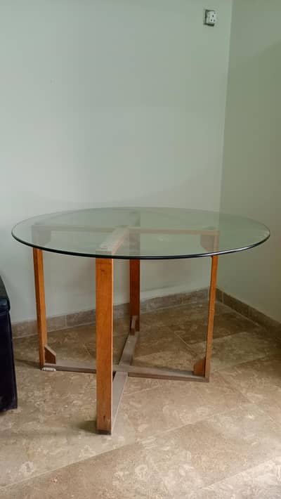 round dining table without chairs