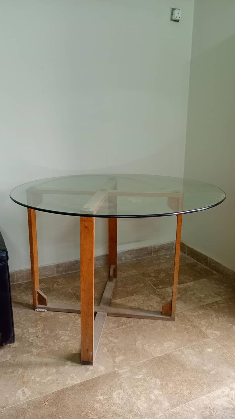 round dining table without chairs 0