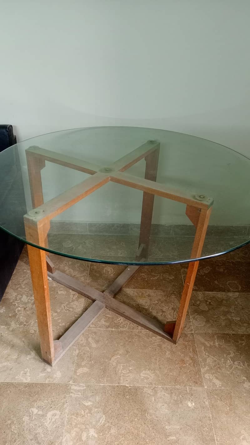 round dining table without chairs 1