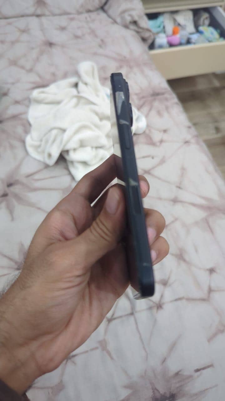 Apple iPhone 16 4