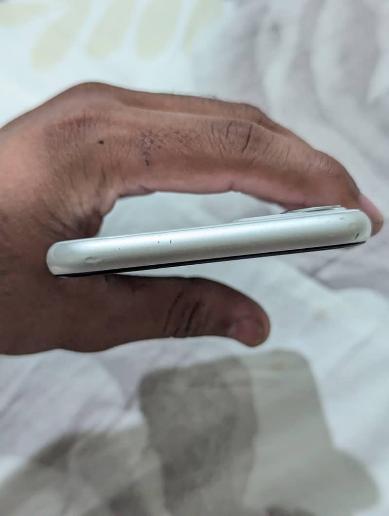 Apple iPhone 11 4