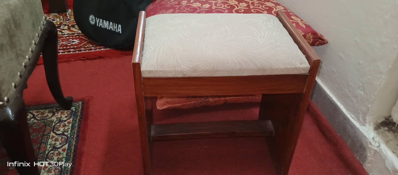Dressing table stool almost new 0