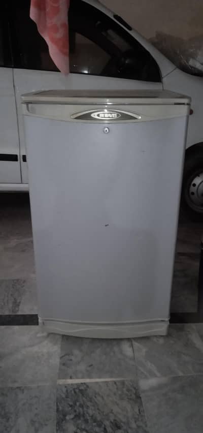 Refrigerator waves one door