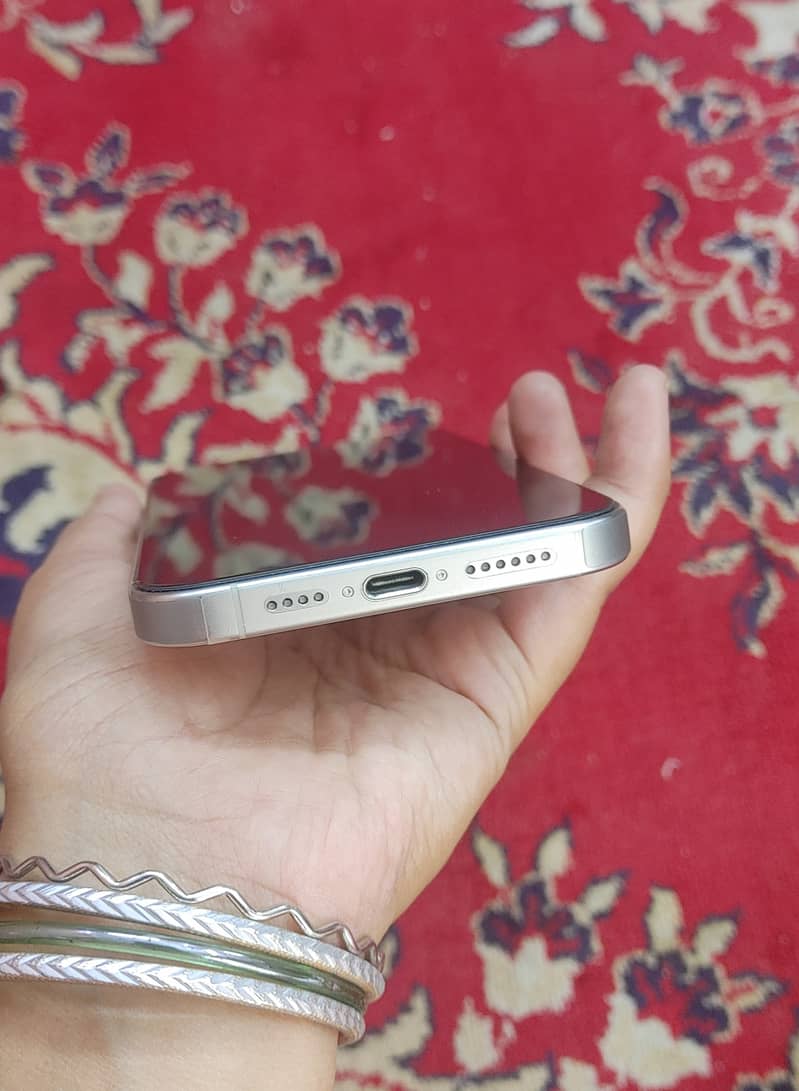 Apple iPhone 15 Pro Max 4