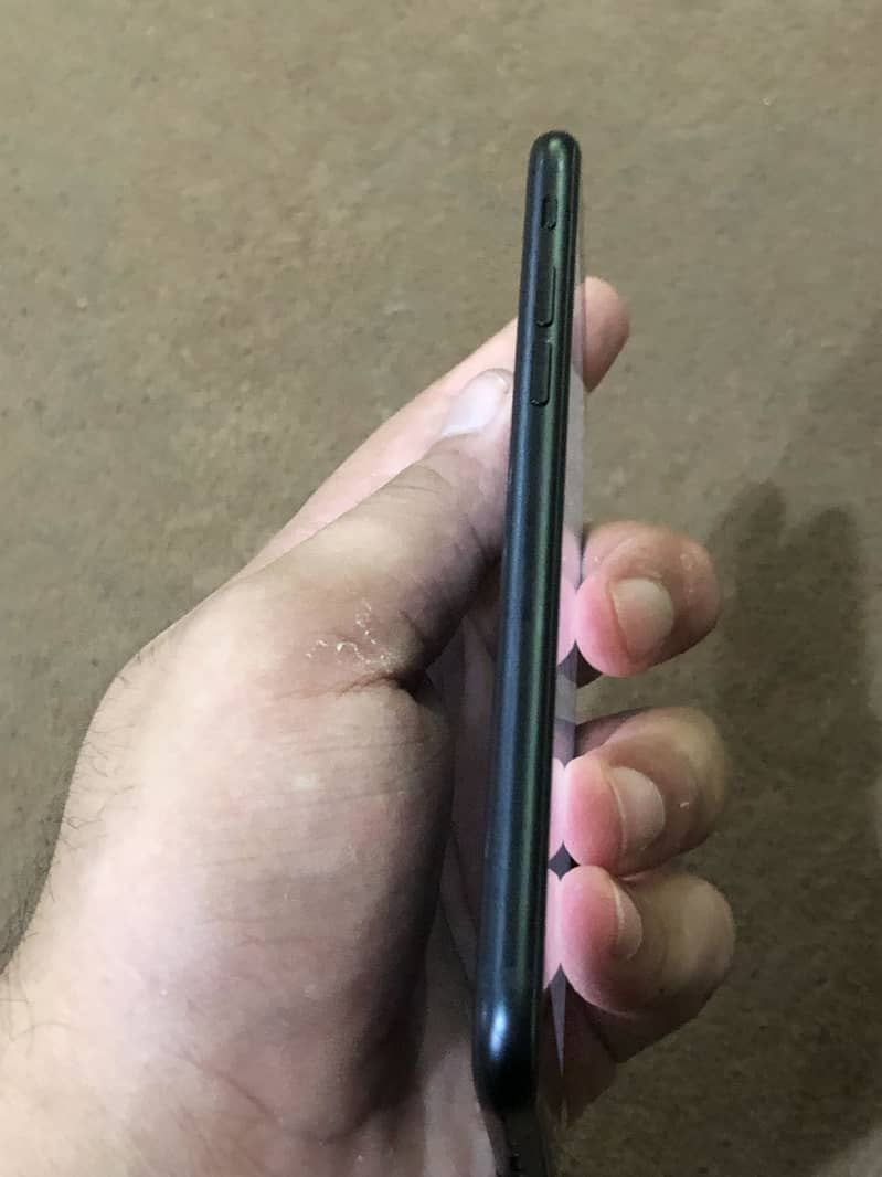 Apple iPhone SE 3rd generation 6