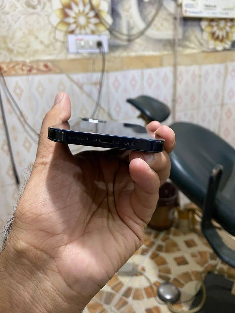 Apple iPhone 12 4