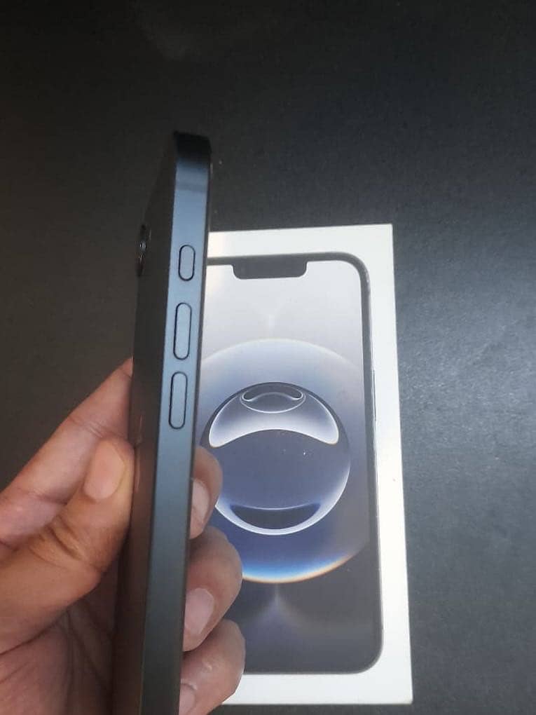 Apple iPhone 16e 1