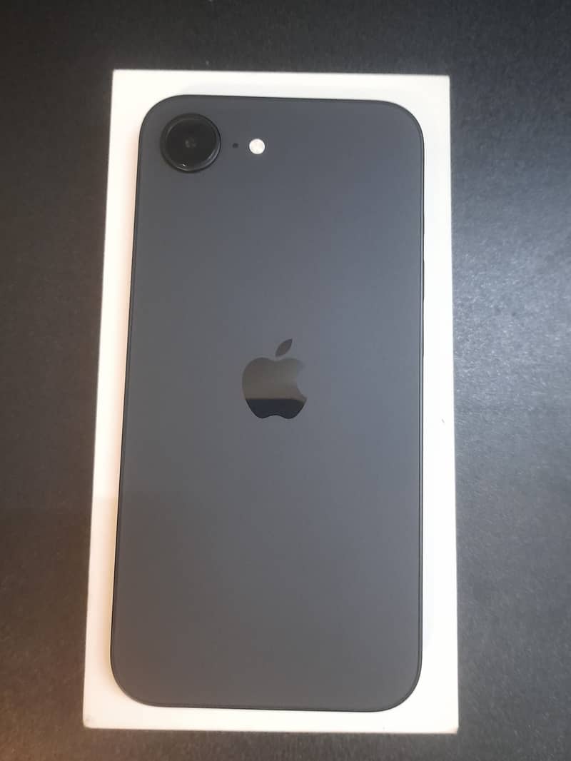 Apple iPhone 16e 0