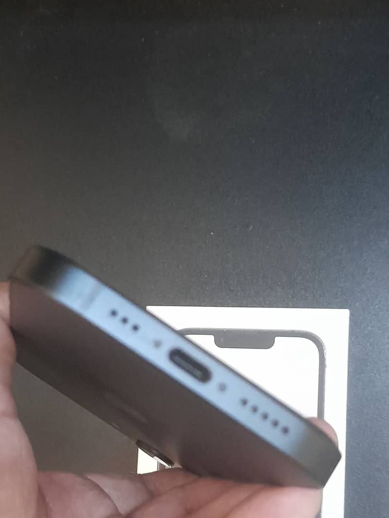Apple iPhone 16e 3