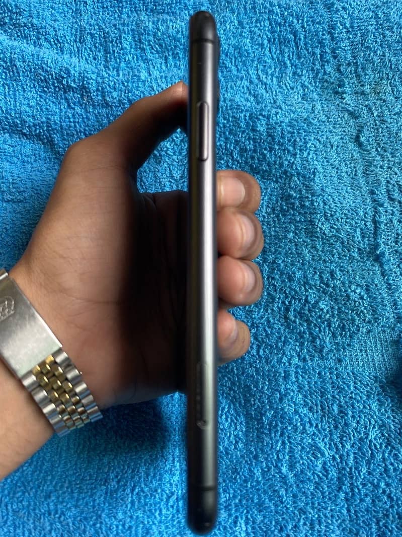 Apple iPhone 11 4