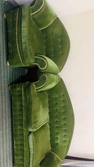 6 seter sofa set with free carpet.