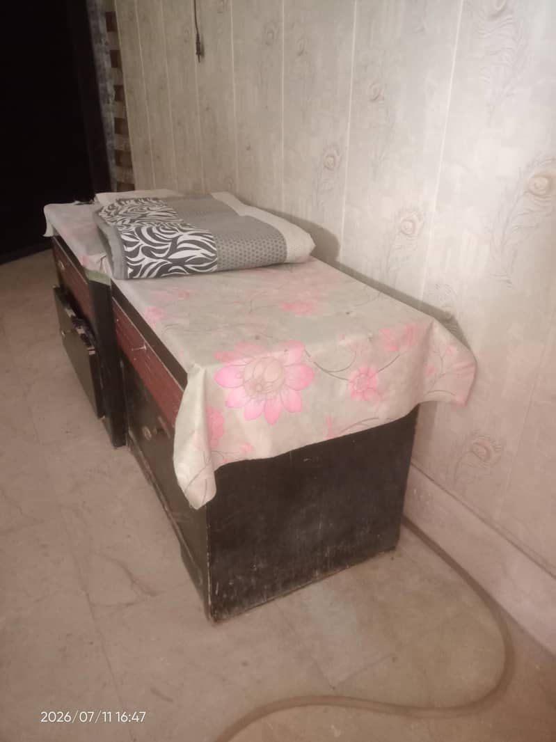 Bed , dressing and two side table 4