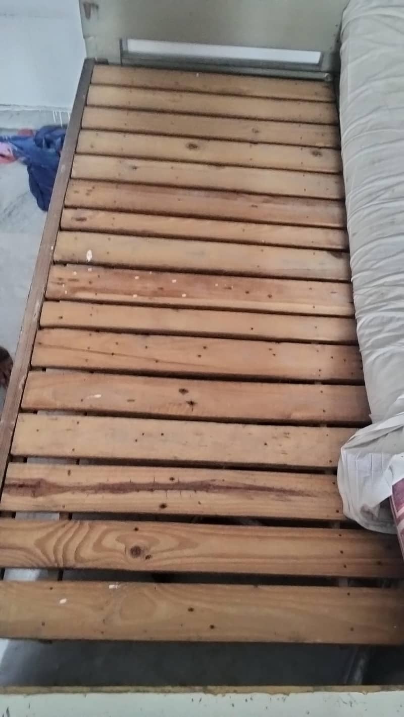 Queen bed 0