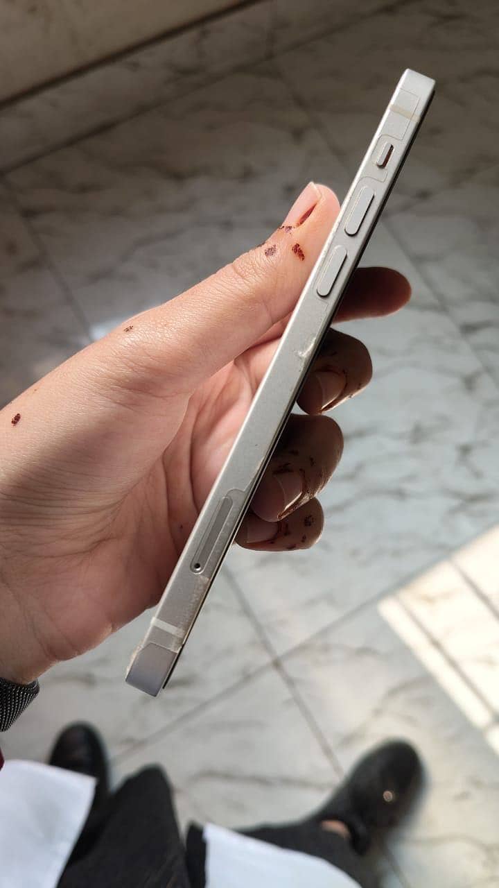 Apple iPhone 12 4