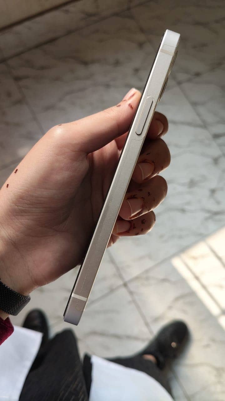 Apple iPhone 12 6