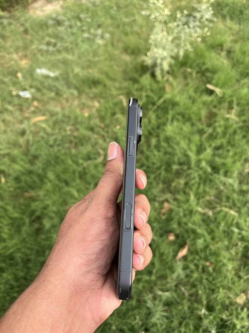 iPhone 16 Pro Max 1
