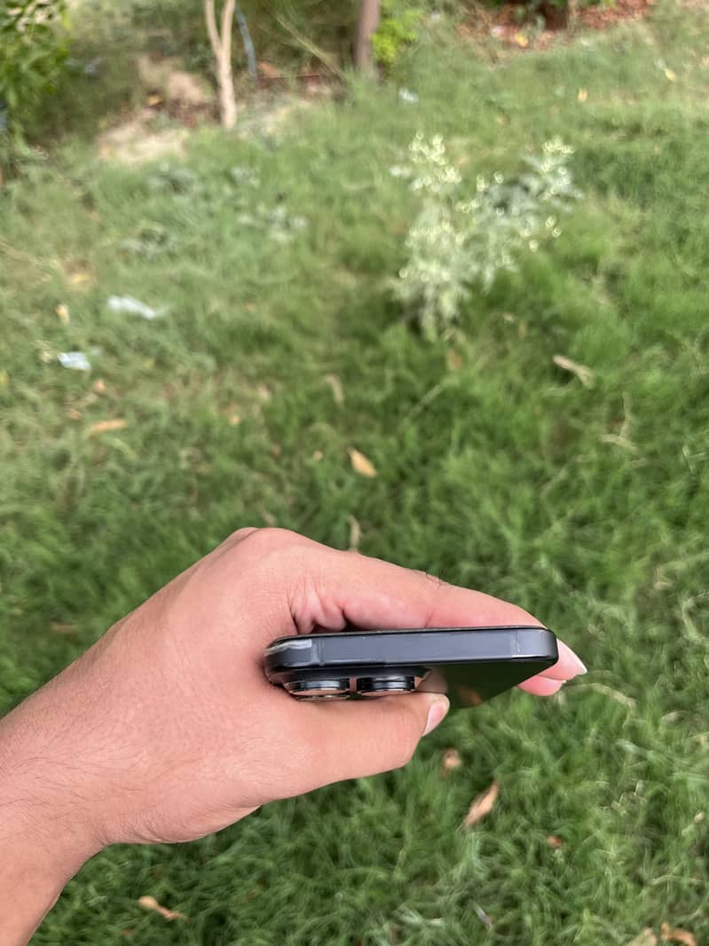 iPhone 16 Pro Max 4
