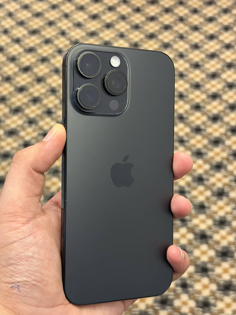 Apple iPhone 16 Pro Max 1