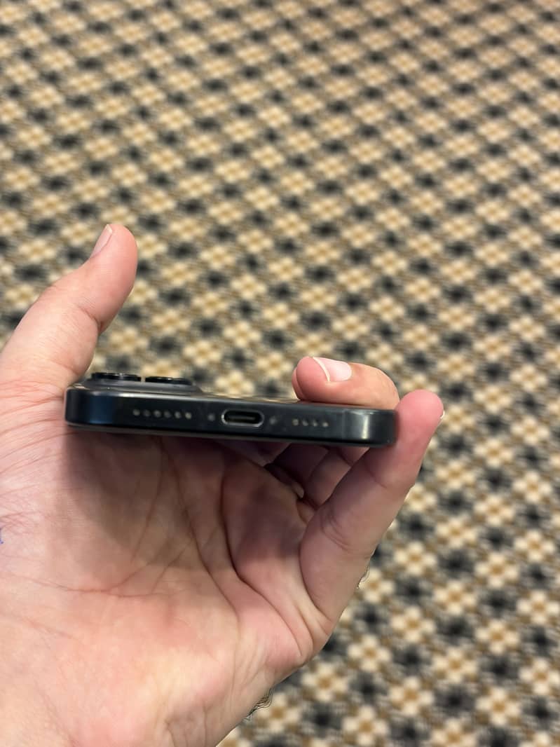 Apple iPhone 16 Pro Max 7