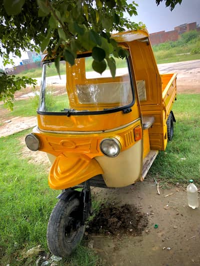 Yellow Vespa loader rikshaw 0302-5121334