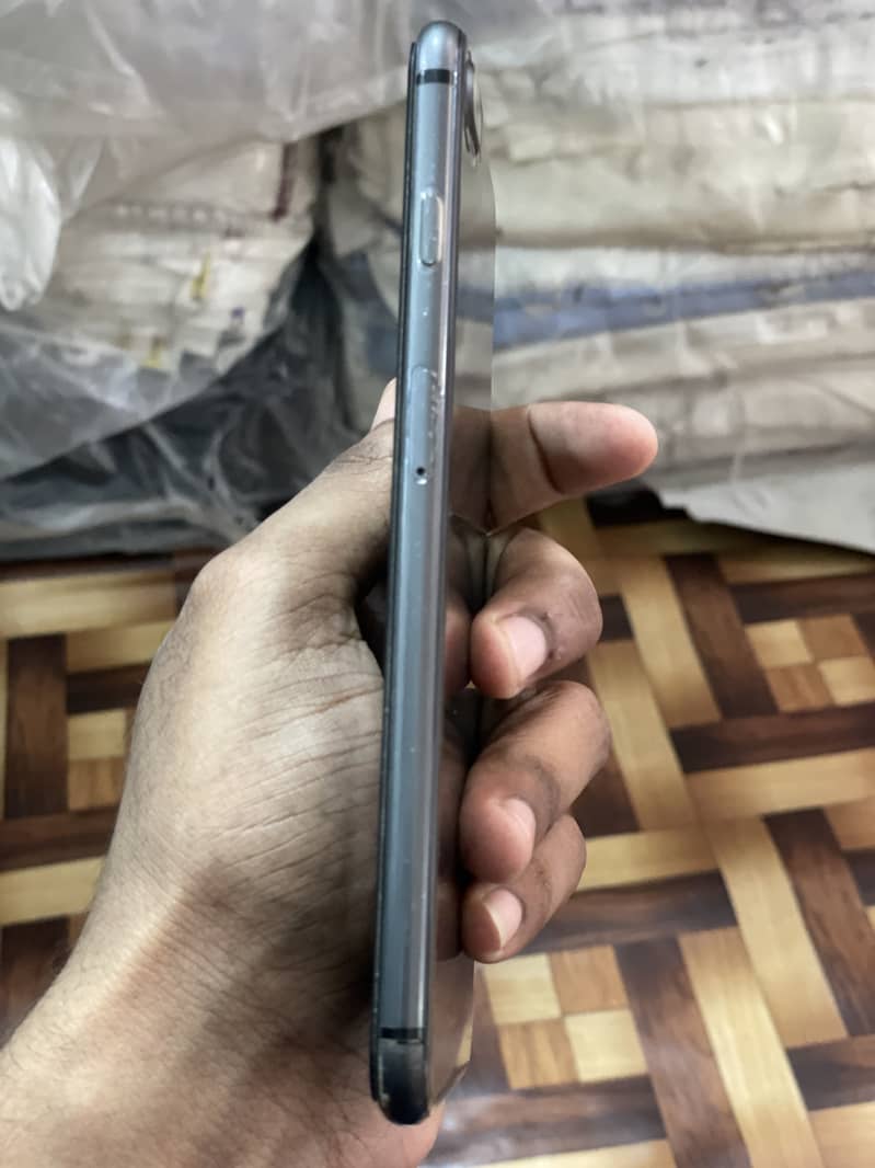 Apple iPhone 8 Plus 1
