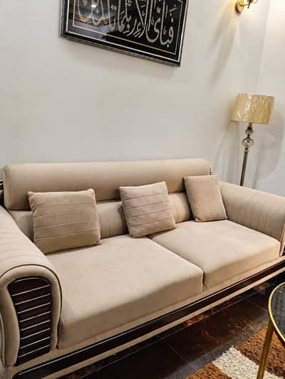 6 seater well maintained comfortable sofas with cushions
