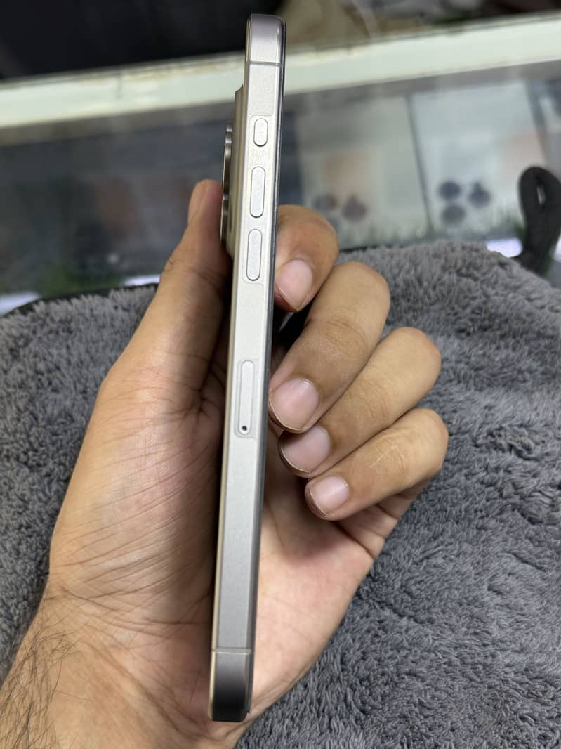 Apple iPhone 15 Pro Max 2