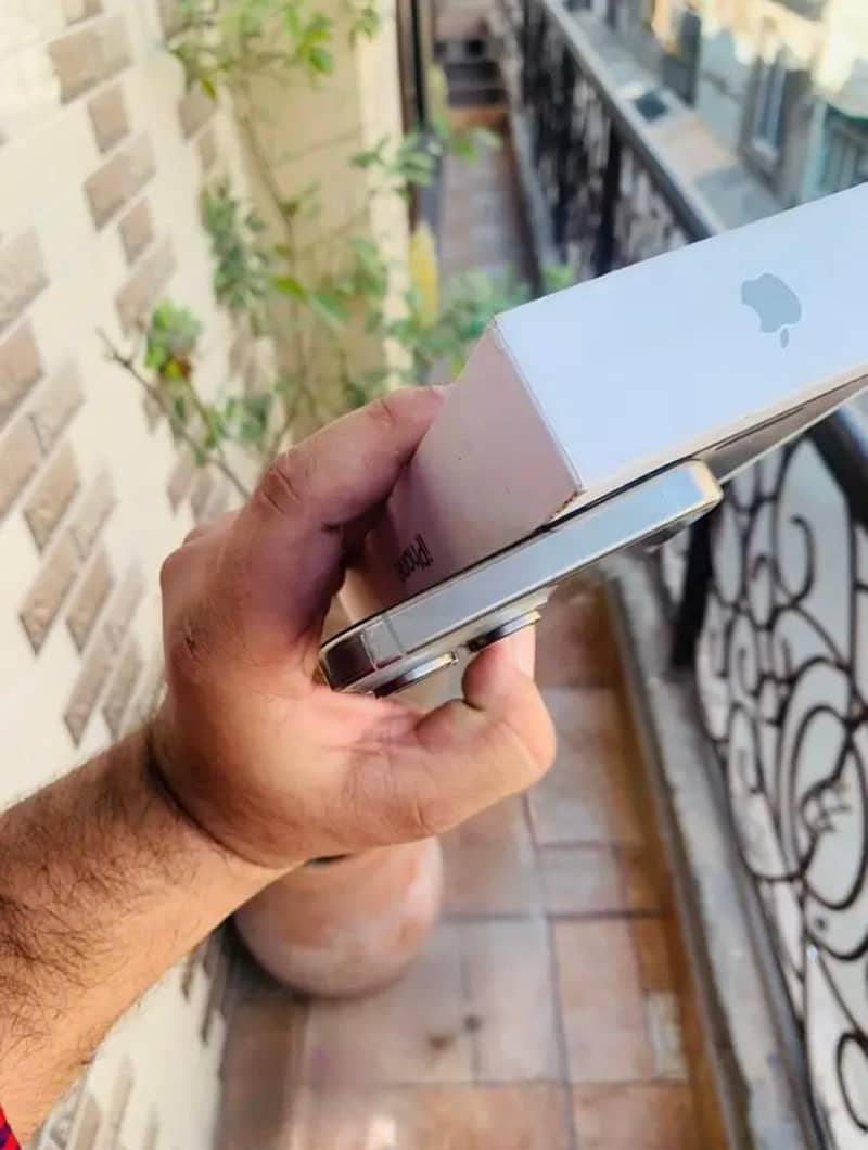 iPhone 15 Pro Max 2