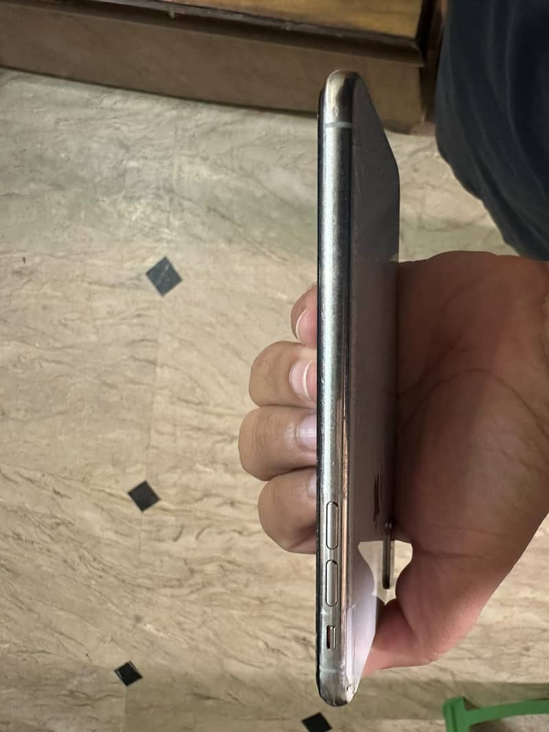 Apple iPhone X 4