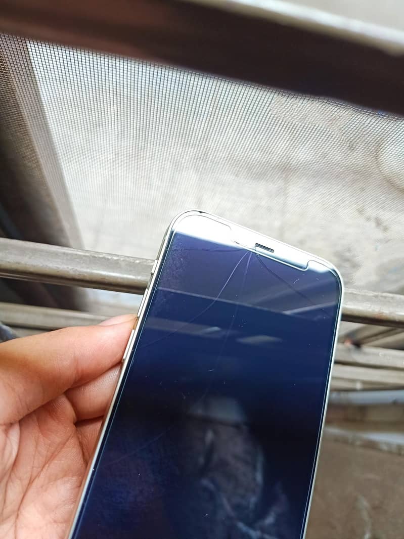 Apple iPhone 12 4