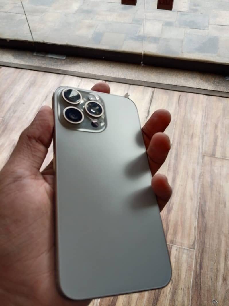 Apple iPhone 15 Pro Max 3