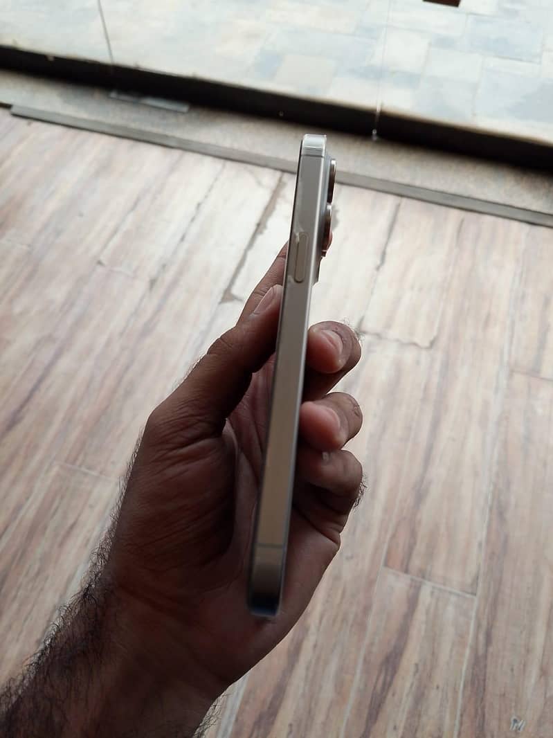 Apple iPhone 15 Pro Max 6