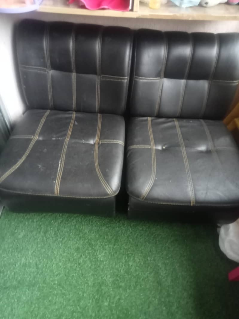 4 Sofas seats 1