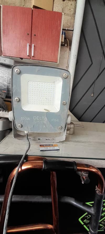 Gruppe Delta IP66 ki lath mujood hai.  100w aur 150w ki hain
