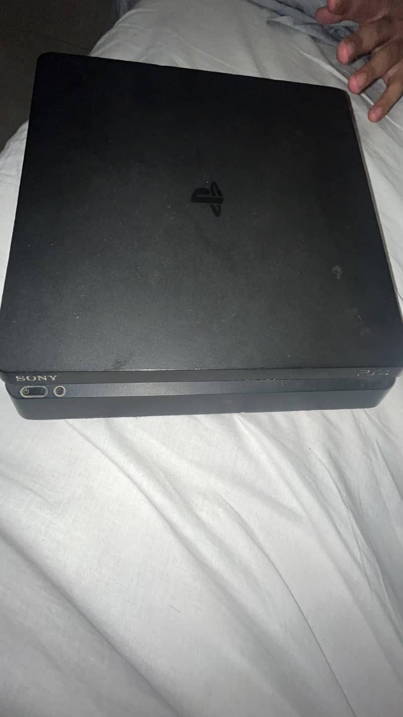 PS4 slim 1