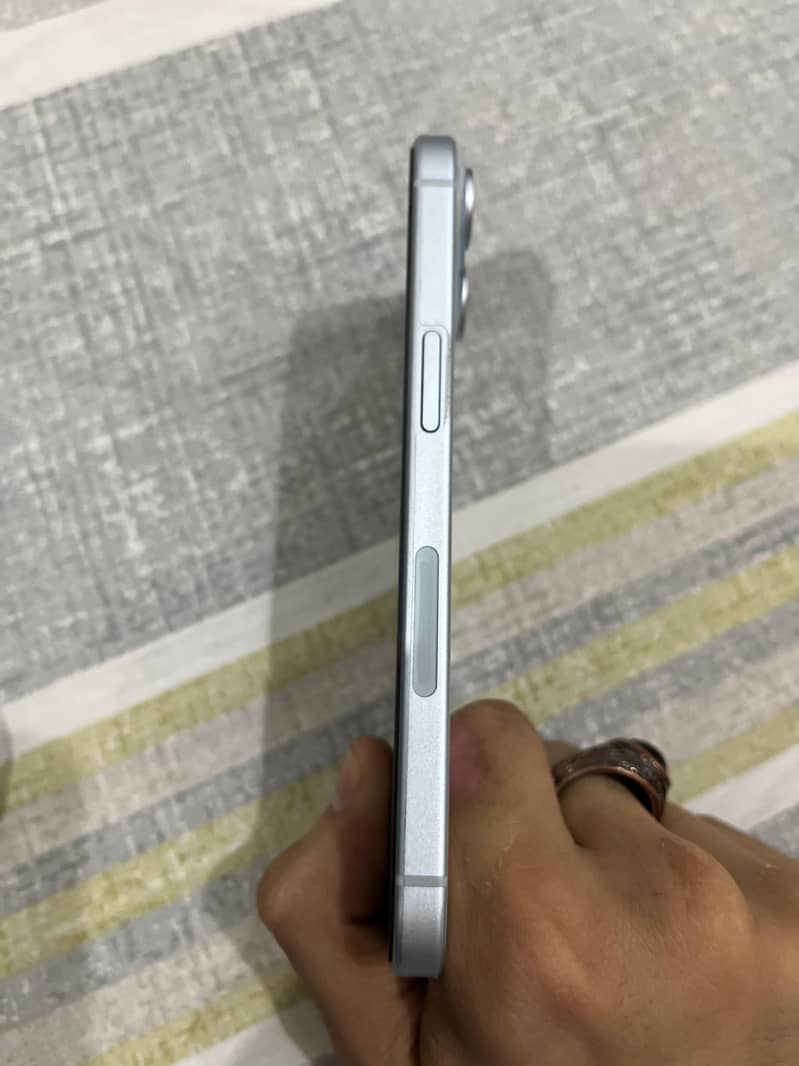 Apple iPhone 15 4