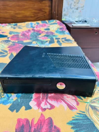 Xbox 360 j tag slim 500gb with 90 games with one wired controller