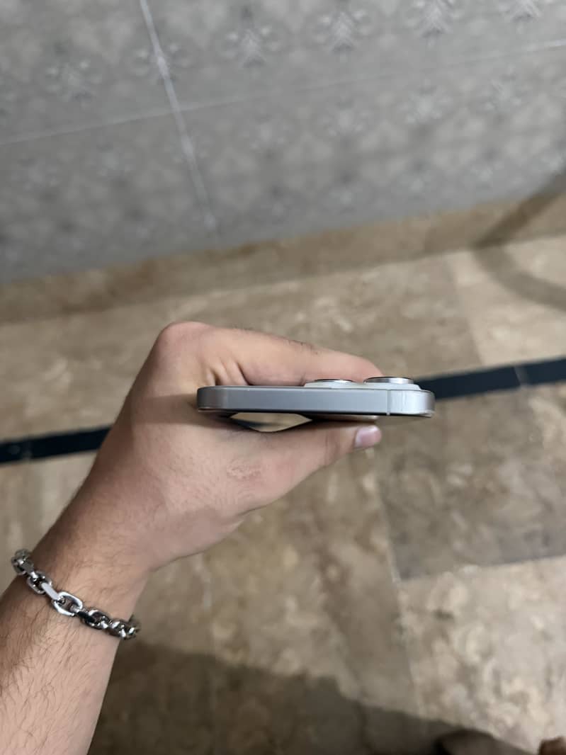 Apple iPhone 16 Pro Max 2