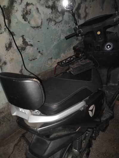 for sale. Yadea T5 Electric Scooter for Sale (Battery Dead)